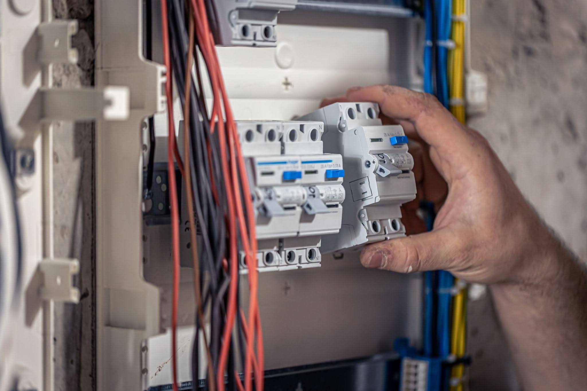 trade show booth repair — exhibitor using hex key to tighten frame connector during setup at Las Vegas convention center